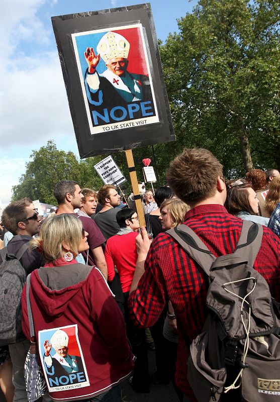 MILES DE PERSONAS PROTESTAN EN LONDRES CONTRA LA VISITA DEL PAPA