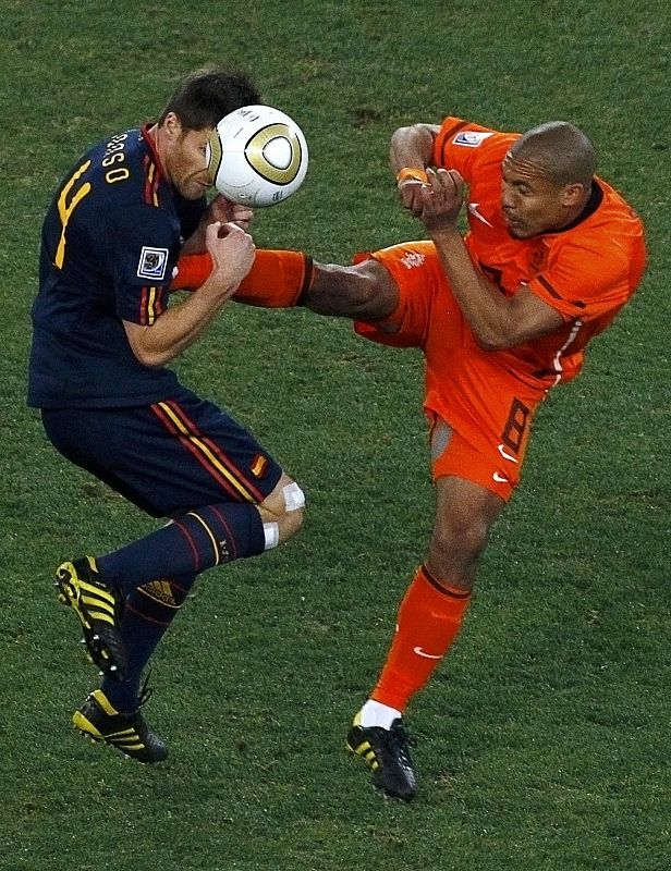 El jugador de la selección de Holanda, De Jong, dio una patada en el pecho al jugador de España, Xavi Alonso, en la final del Mundial de Sudáfrica 2010.