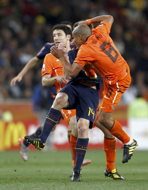 El jugador de la selección de Holanda, De Jong, dio una patada en el pecho al jugador de España, Xavi Alonso, en la final del Mundial de Sudáfrica 2010 (II).