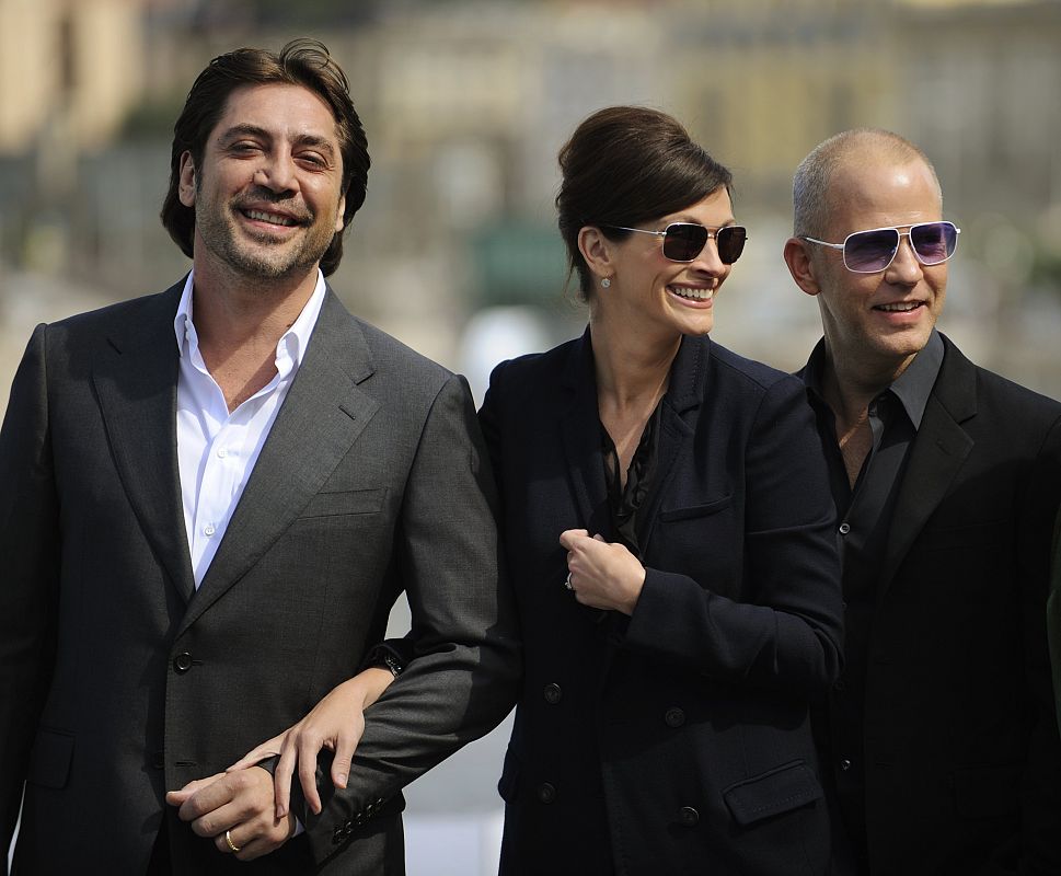 Javier Bardem, Julia Roberts y el director Ryan Murphy, frente a la playa de San Sebastián