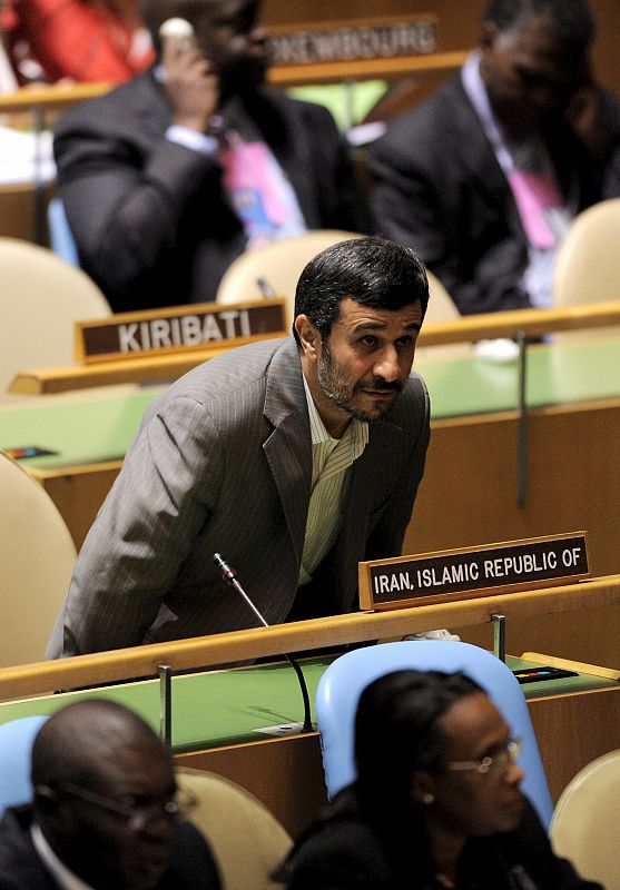 El presidente iraní, Mahmud Ahmadineyad, toma asiento durante la jornada inaugural de la asamblea de la ONU