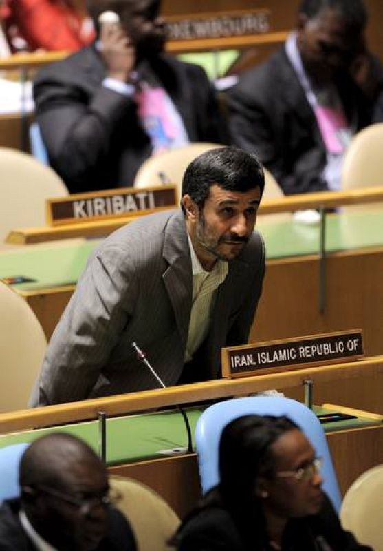 El presidente iraní, Mahmud Ahmadineyad, toma asiento durante la jornada inaugural de la asamblea de la ONU