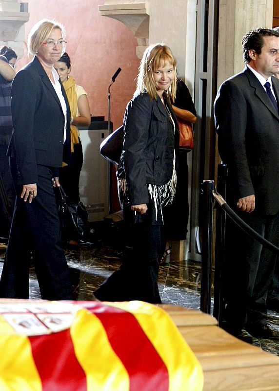 EVA ALMUNIA Y LEIRE PAJÍN VISITAN CAPILLA DE J.A. LABORDETA