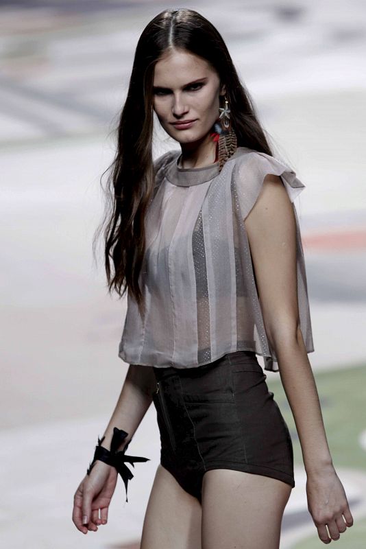Una modelo luce una creación de la firma Ailanto durante la presentación de su colección primavera-verano 2011 en la Cibeles Madrid Fashion Week que se celebra en la capital.