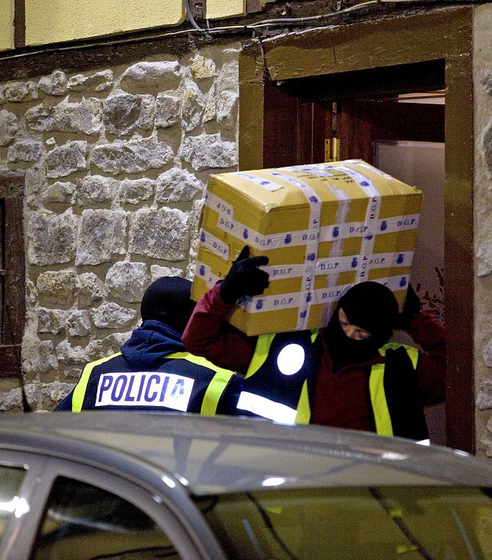 La Policía trasladan el material incautado en la vivienda de uno de los detenidos en Vitoria