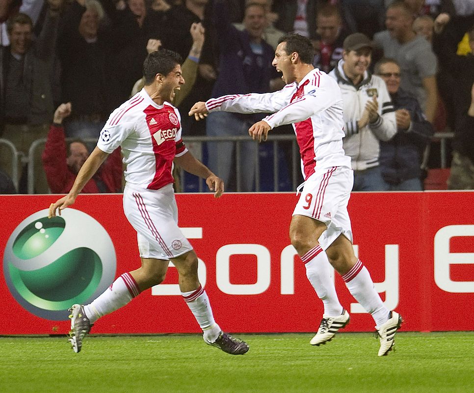 Luis Suarez y Mounir El Hamdaoui celebran el gol de los holandeses.