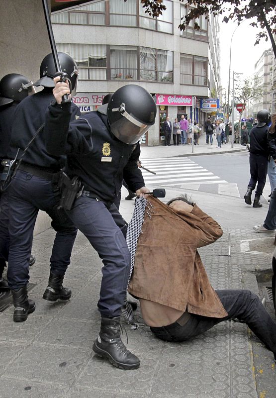 La Policía arremete contra un piquete informativo que había entrado en un establecimiento, esta mañana en Santiago de Compostela.
