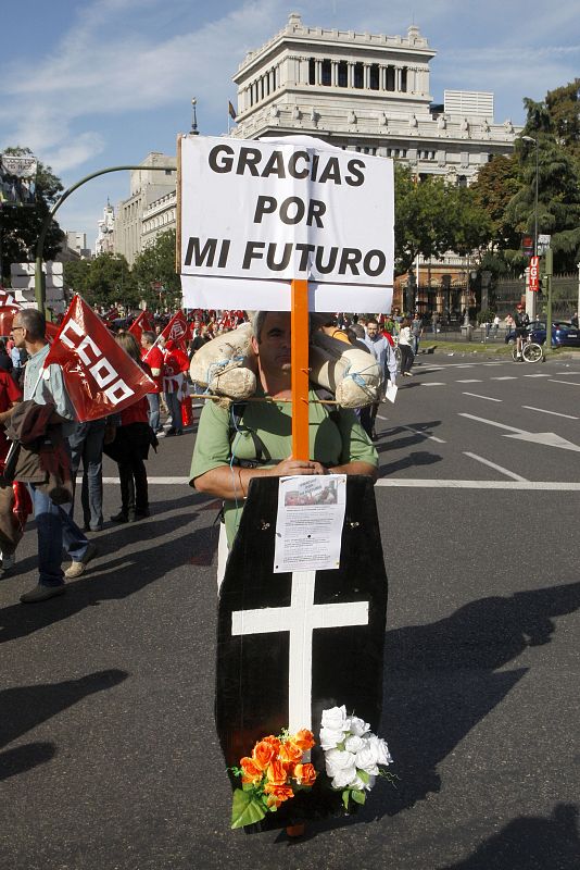 Los miembros de un piquete avanzan por la calzada en la plaza de Cibeles, en Madrid.