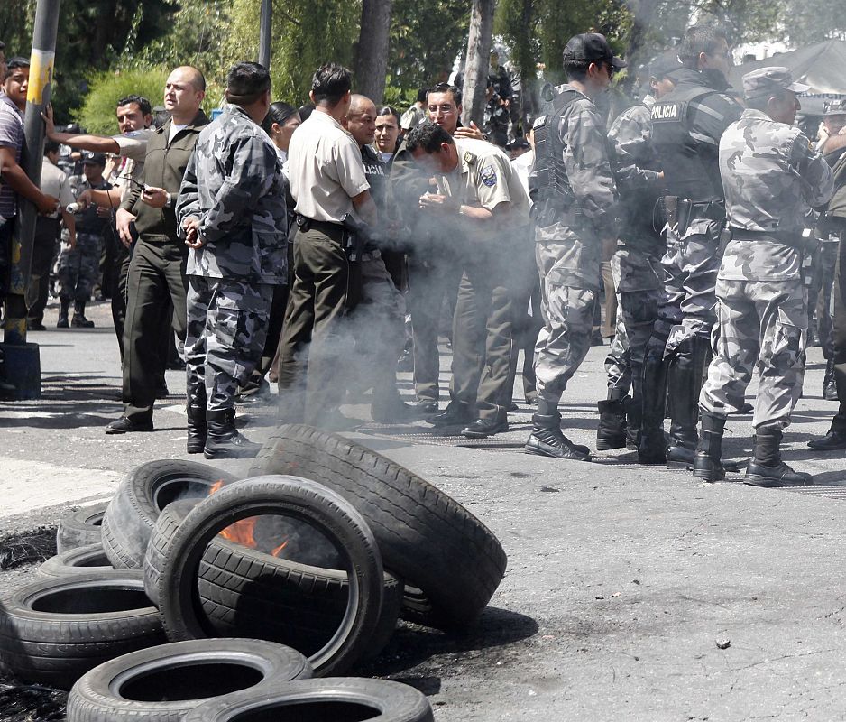 Durante las protestas se han quemado neumáticos y se han lanzado gases lacrimógenos