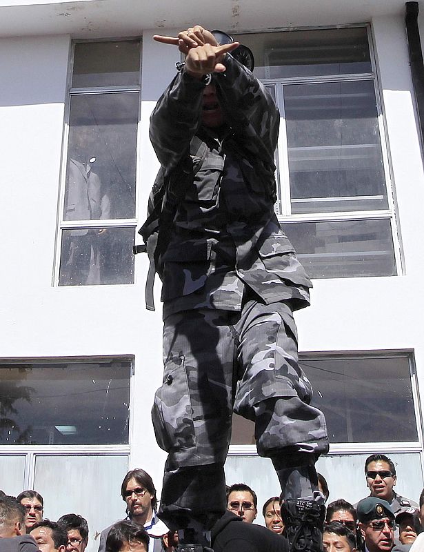 Un oficial de policía se dirige a los agentes que han iniciado las protestas en Quito.