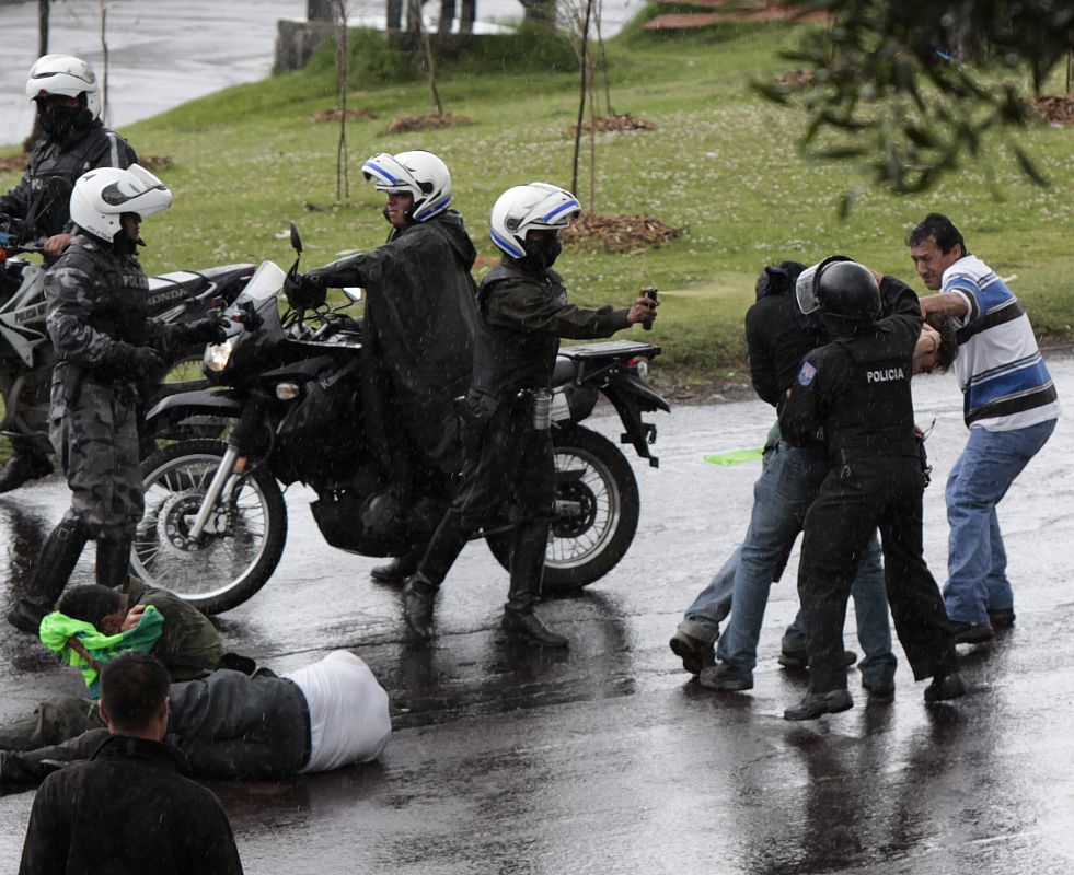 POLICÍAS DISPERSAN CON GASES A GENTE QUE AVANZA A HOSPITAL DONDE ESTÁ CORREA