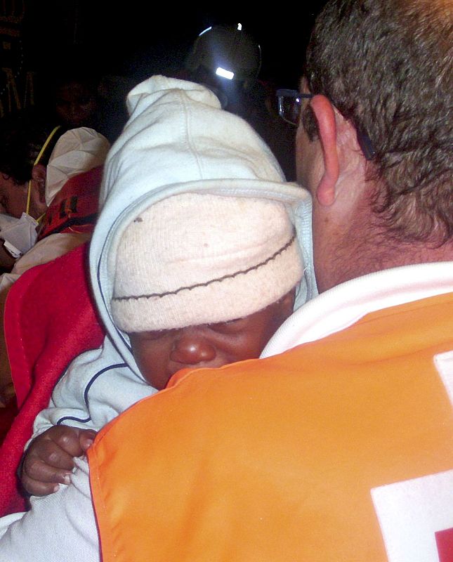 RESCATA PATERA CON 55 SUBSAHARIANOS