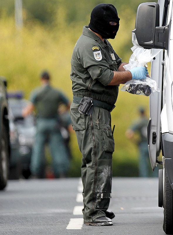 Un agente precinta una de las bolsas en las que han guardado el material encontrado.
