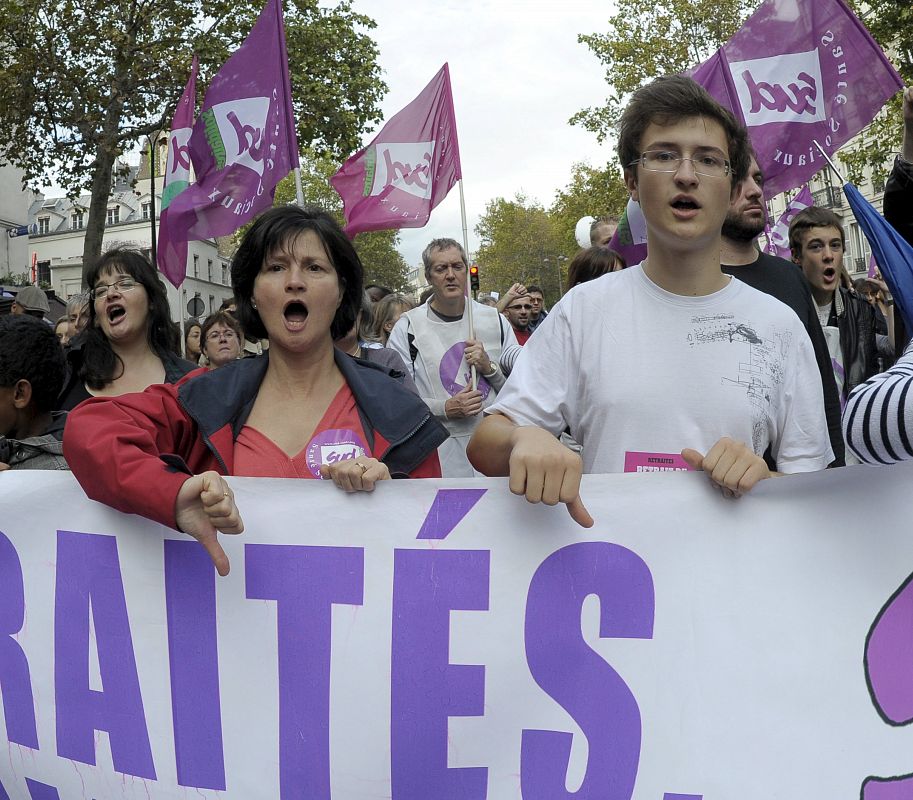 MILES DE FRANCESES SE MANIFIESTAN CONTRA LA REFORMA DE LAS PENSIONES