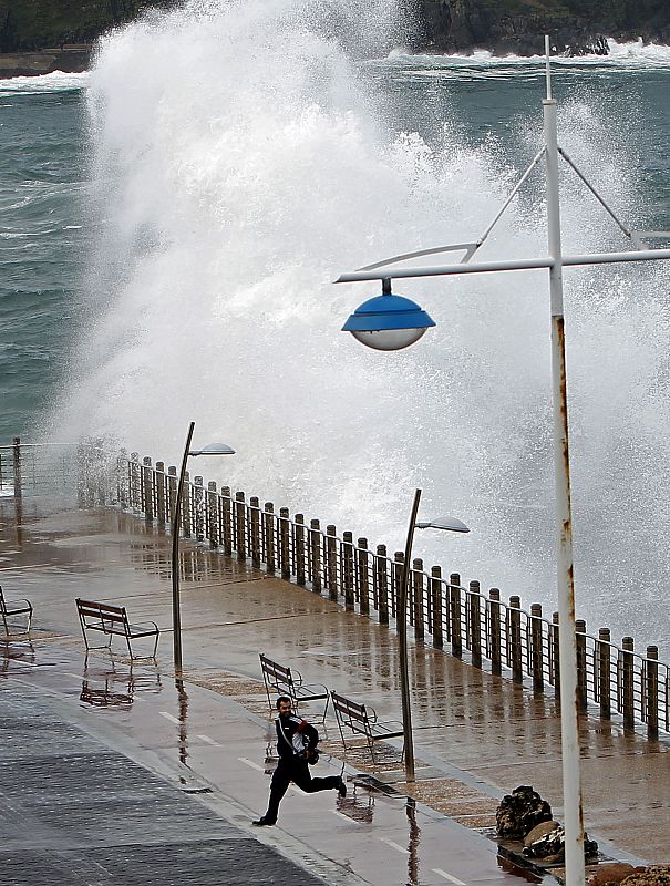 OLEAJE EN EL PASEO NUEVO DE SAN SEBASTIÁN