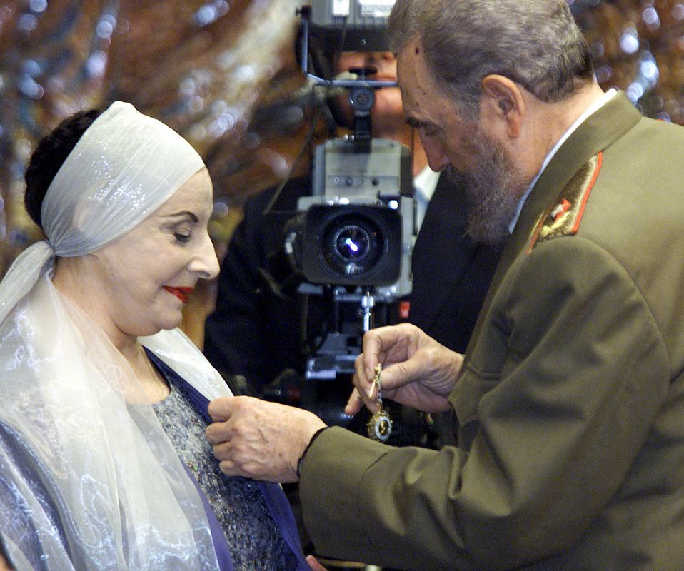 Alicia Alonso en una imagen del año 2000 cuando fue reconocida por el entonces presidente cubano Fidel Castro.