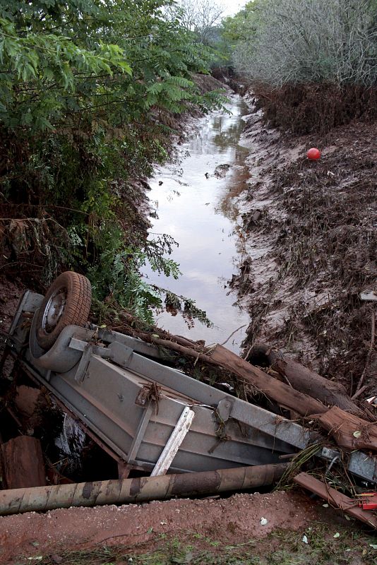 Un remolque volcado dentro de un riachuelo contaminado con la sustancia tóxica