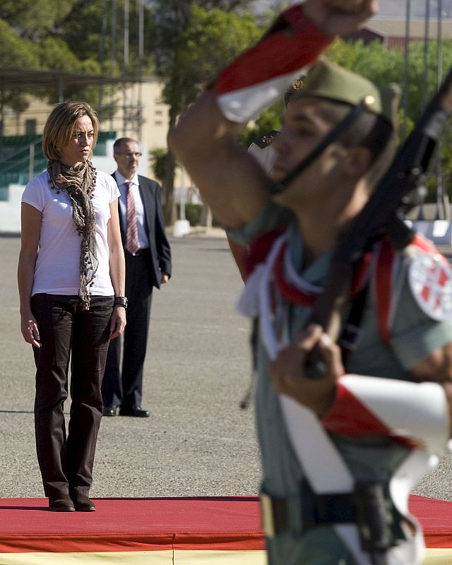La ministra de Defensa, Carme Chacón en la Base "Álvarez de Sotomayor", en Viator (Almería), donde ha compartido con la Legión una jornada de convivencia y supervisado diferentes ejercicios de adiestramiento orientados a combatir la insurgencia afgan