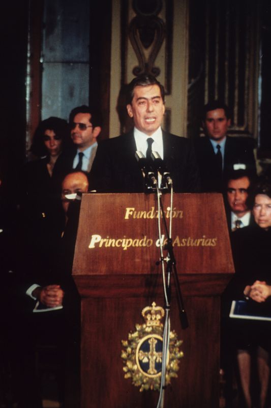Vargas Llosa dando un discurso en la Fundación Príncipe de Asturias.