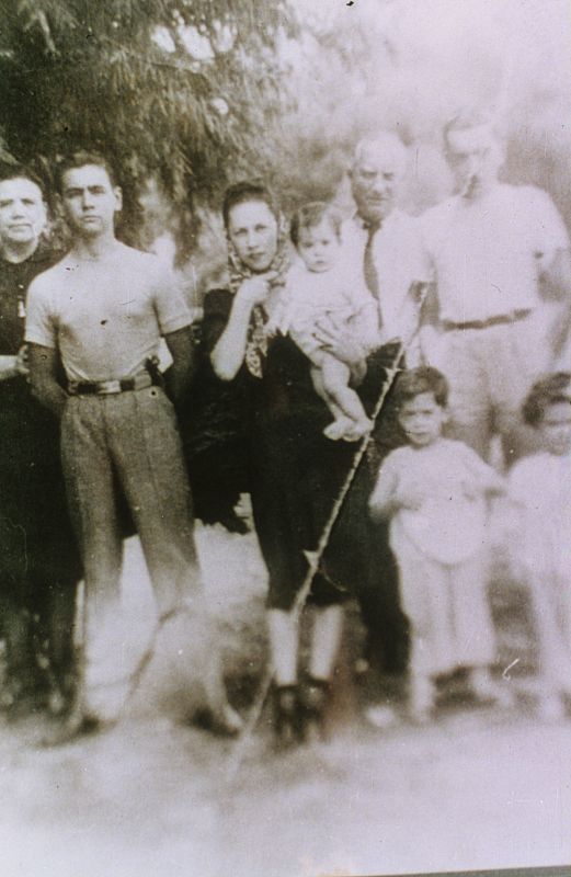 Vargas Llosa con apenas cuatro años en una fotografía junto a su familia tomada en Cochabamba, Bolivia, en 1940.