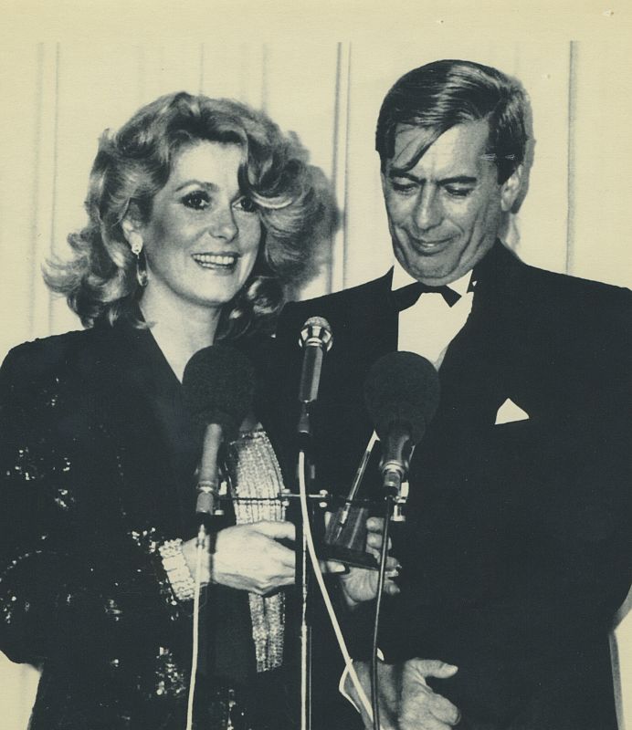 Vargas Llosa junto a la actriz Catherine Deneuve.