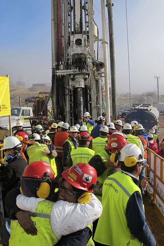 Trabajadores de la La perforadora T-130 en día en el que ha finalizado su operación hasta los mineros