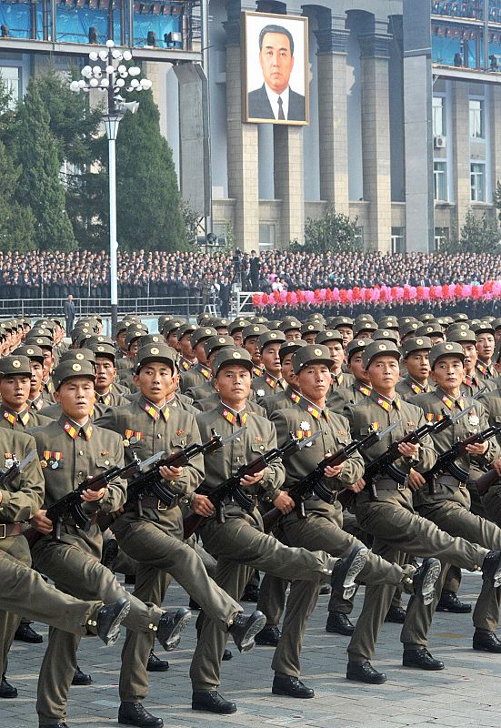 Soldados norcoreanos desfilando en la conmemoración del 65 aniversario de la fundación del Partido de los Trabajadores