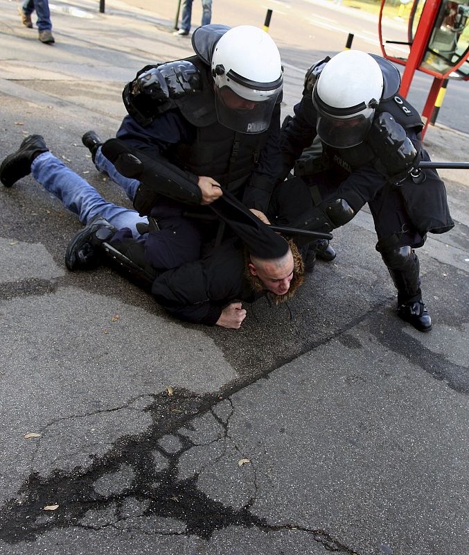AL MENOS 44 HERIDOS EN BELGRADO EN CHOQUES ENTRE GRUPOS HOMÓFOBOS Y POLICÍAS