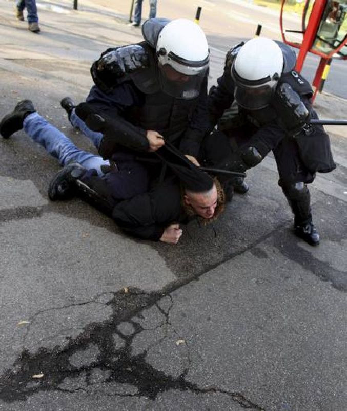 AL MENOS 44 HERIDOS EN BELGRADO EN CHOQUES ENTRE GRUPOS HOMÓFOBOS Y POLICÍAS 