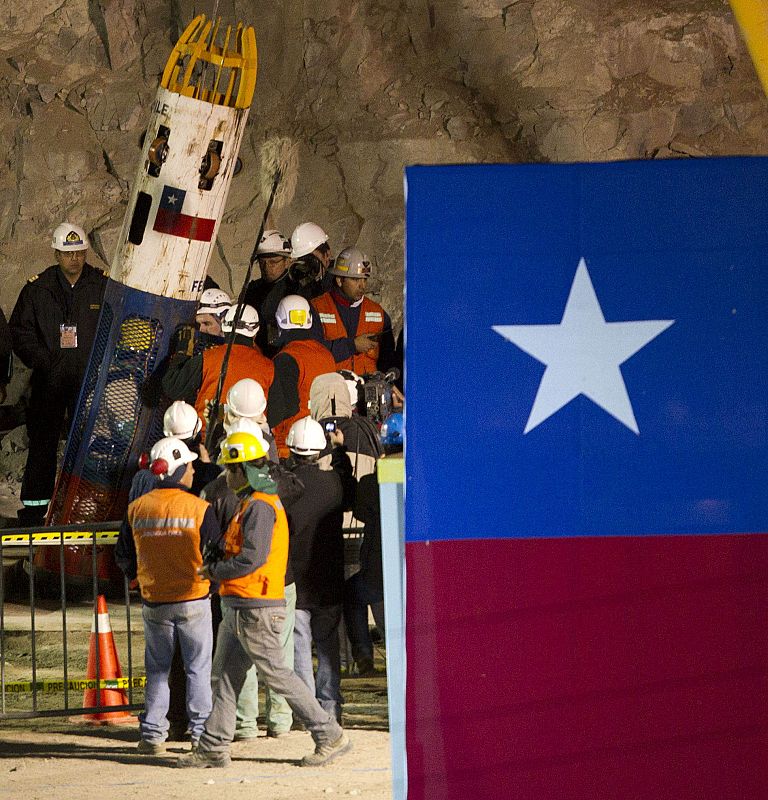 El segundo minero en ser rescatado, Mario Sepúlveda, es conducido en una camilla por el equipo de médicos tras vivir 69 días bajo tierra junto a 32 compañeros en el yacimiento de San José, en Chile.