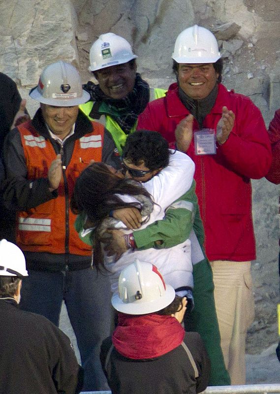 El minero Claudio Yáñez, de 34 años, besa a su esposa tras ser rescatado en octavo lugar de la mina San José, en Chile.