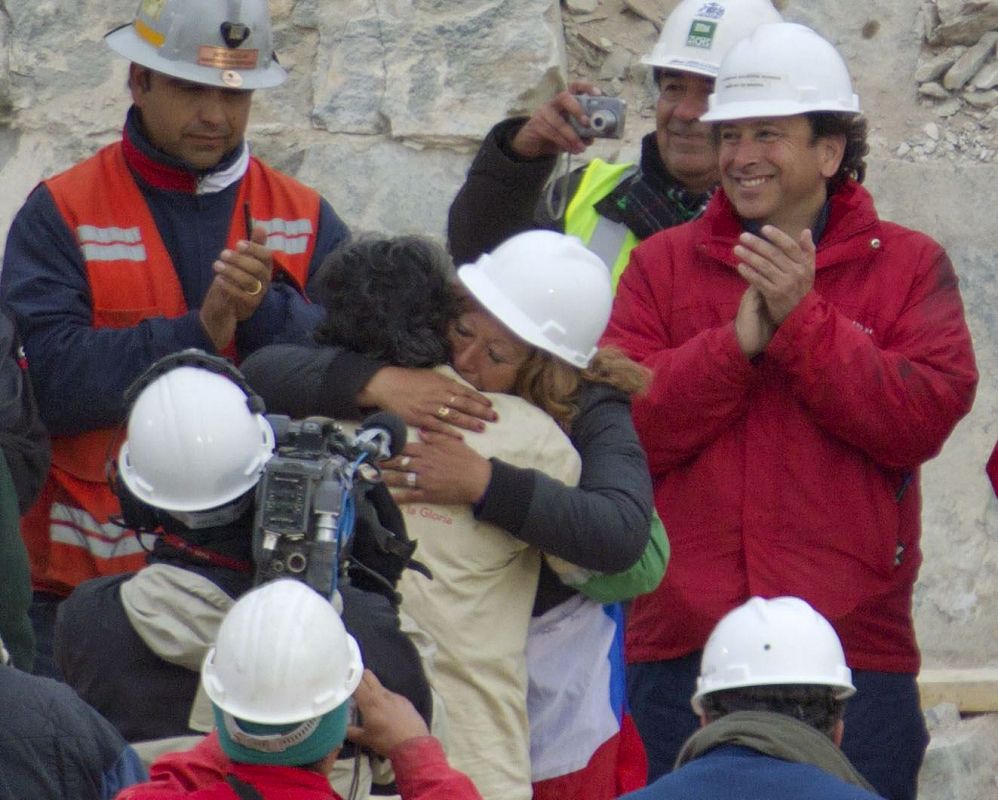 Mario Gómez abraza a su mujer tras ser rescatado de la mina San José