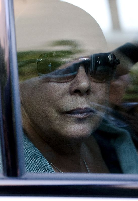 Isabel Pantoja mira desafiante a los periodistas