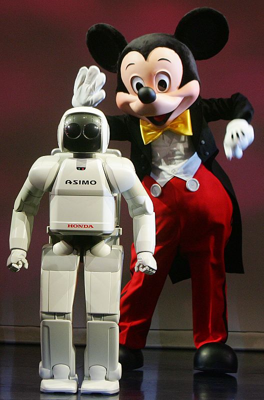 ASIMO ha saludado a todo tipo de personajes famosos, como Mickey Mouse