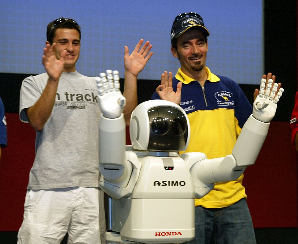 En 2003 con los corredores de Moto GP Max Biaggi y Randy de Puniet