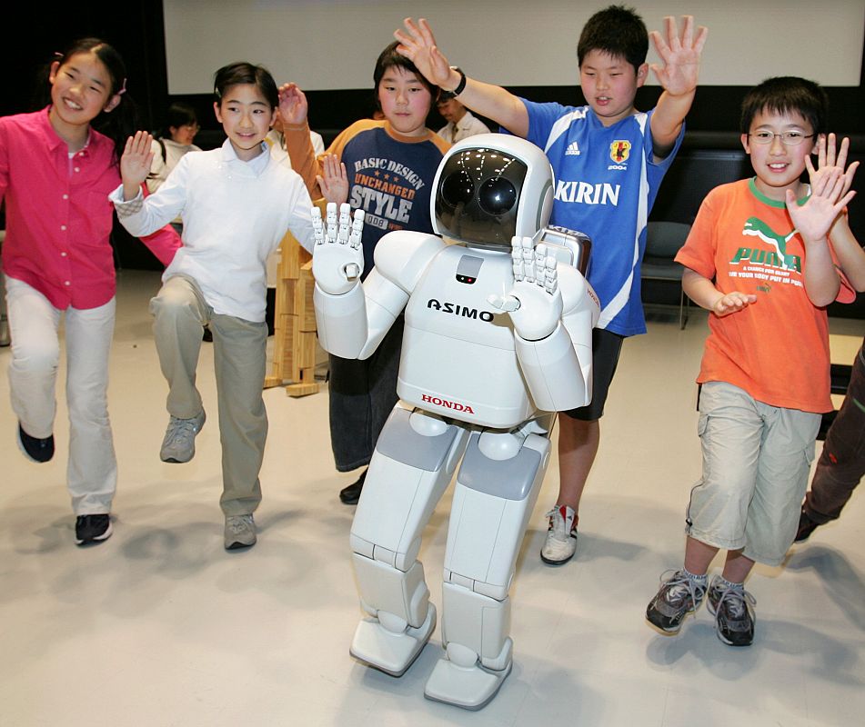 Desde su presentación ante el público, ASIMO resultó un robot definitivamente "humano: su tamaño parecido al de un niño (1,2 metros), su gran cabeza con un visor parecido al de un astronauta, complementado por la mochila-batería, y sus formas redonde