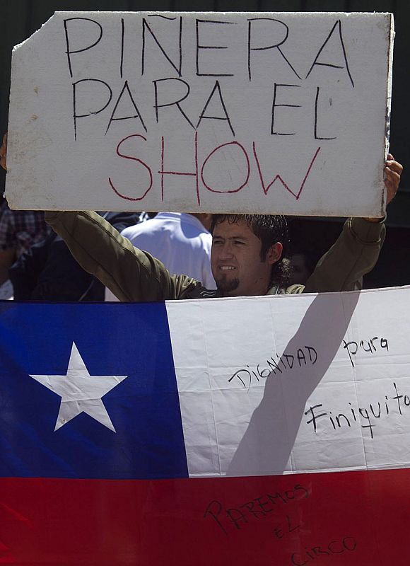 VARIOS DE LOS 33 MINEROS REGRESAN A CAMPAMENTO "ESPERANZA" EN MEDIO PROTESTAS