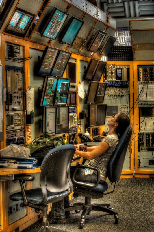 Un operador en la sala principal de cintrol del Fermilab. El control es exhaustivo durante las 24 horas del día los siete días de la semana.