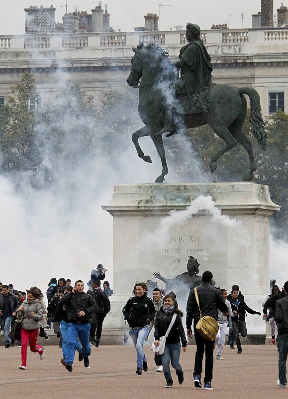 Un grupo de jóvenes se enfrenta a la policía en el centro de París, en protesta por la reforma de las pensiones.