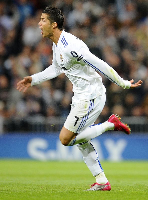El delantero del Real Madrid, Cristiano Ronaldo, celebra el primer gol de su equipo ante el Milán.