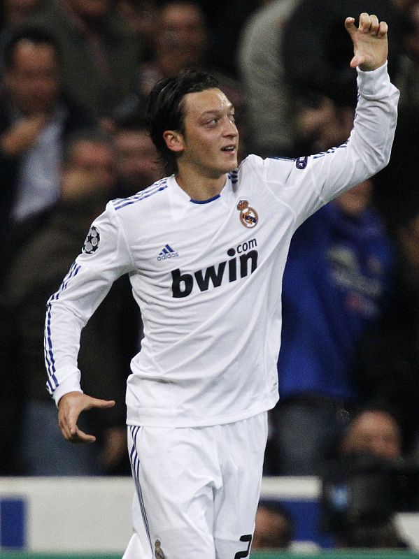 El alemán del Real Madrid, Mesut Ozil, celebra el 2-0 ante el Milán AC.
