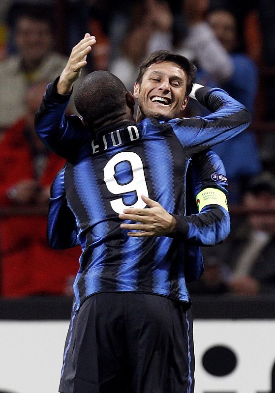 El capitán del Inter de Milán Javier Zanetti celebra con su compañero de equipo Samuel Eto'o el tanto anotado contra el Tottenham.