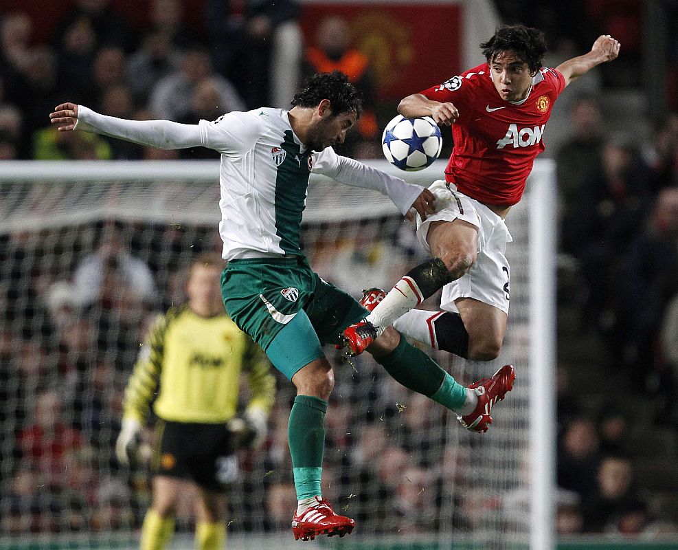 Rafael del Manchester United y Ozan del Bursaspor pugnan un balón en tercer encuentro del Grupo C.