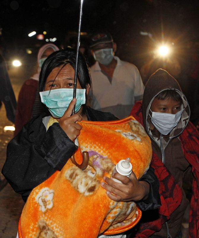 El seísmo y posterior tsunami ha sorprendido a los indonesios mientras dormían.