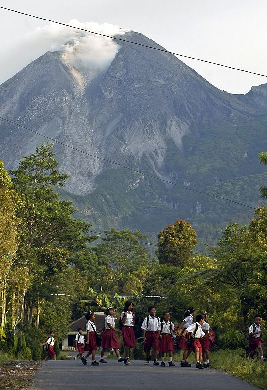 Un grupo de colegiales juega en la aldea de Sidorejo, cercana al volcán Merapi.