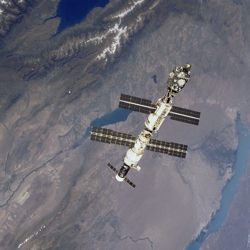 La ISS después de a misión STS-106, con los módulos Zaryá, Zvezda y Unity ya instalados