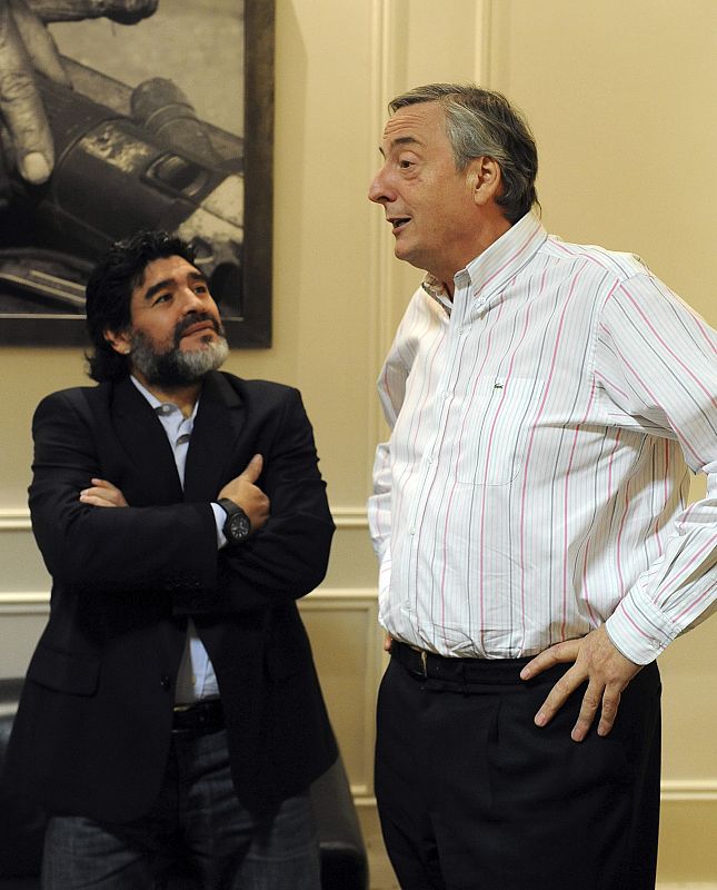 Otro momento de la reunión entre Kirchner y Maradona