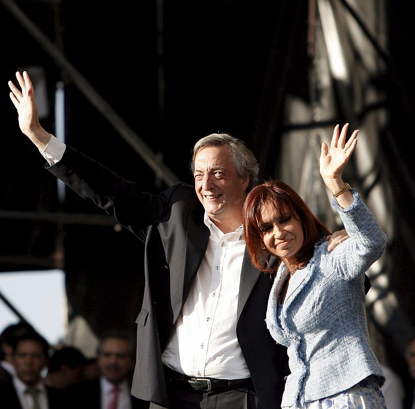 Foto de archivo (01/04/08, en Buenos Aires, Argentina) del ex presidente de Argentina Néstor Kirchner, en presencia de su esposa, la presidenta Cristina Fernández