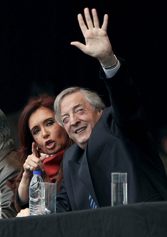 Foto de archivo (15/10/2010, en Buenos Aires, Argentina) del ex presidente de Argentina Néstor Kirchner, junto a su esposa, la presidenta del país, Cristina Fernández.