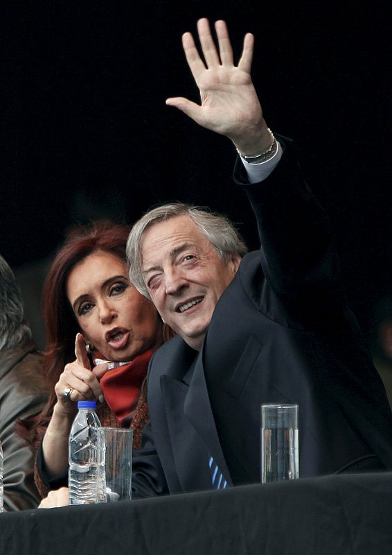 Foto de archivo (15/10/2010, en Buenos Aires, Argentina) del ex presidente de Argentina Néstor Kirchner, junto a su esposa, la presidenta del país, Cristina Fernández.